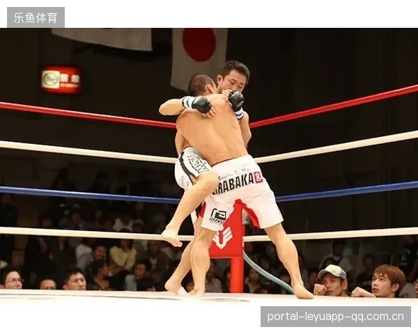 UFC赛场惊魂：选手脚踝扭伤震撼瞬间揭秘